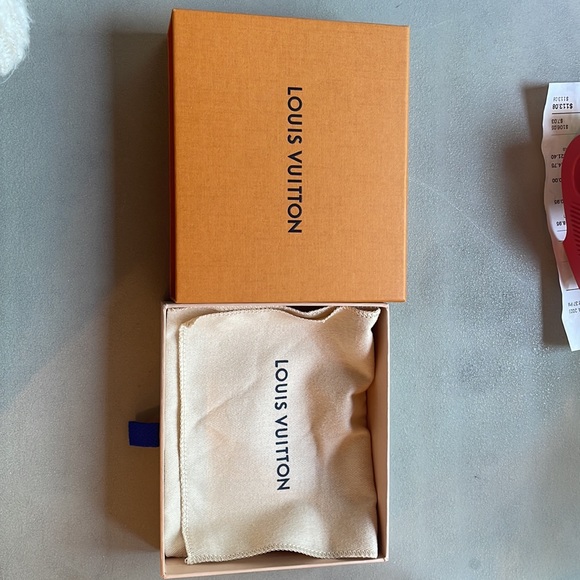 LOUIS VUITTON SMALL GIFT BOX - Picture 5 of 10